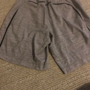 Lulu lemon MEns Pace Breaker Short 9" 
Liner